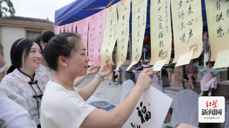 舞台两侧还设置了非遗民俗技艺展示体验区，现场的观众朋友还可以亲身体验灯谜竞猜、绳编、内画、剪纸等丰富多彩的民间技艺，让人们感受传统文化魅力，体验民间技艺的中国味道。除此之外，现场还组织了书画协会、民间文艺家协会的艺术家，现场进行书画创作，向市民赠送书法绘画作品。组织非遗民俗现场互动活动，让人们近距离感受和体验一场与传统文化相关的民俗技艺秀。