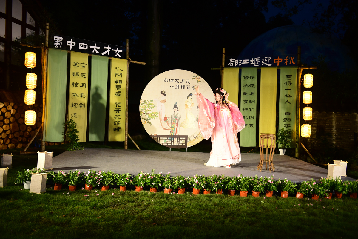 花蕊夫东谈主翩跹起舞，一支《似锦》古典舞将一朵鲜美的芙蓉花呈目前专家目下