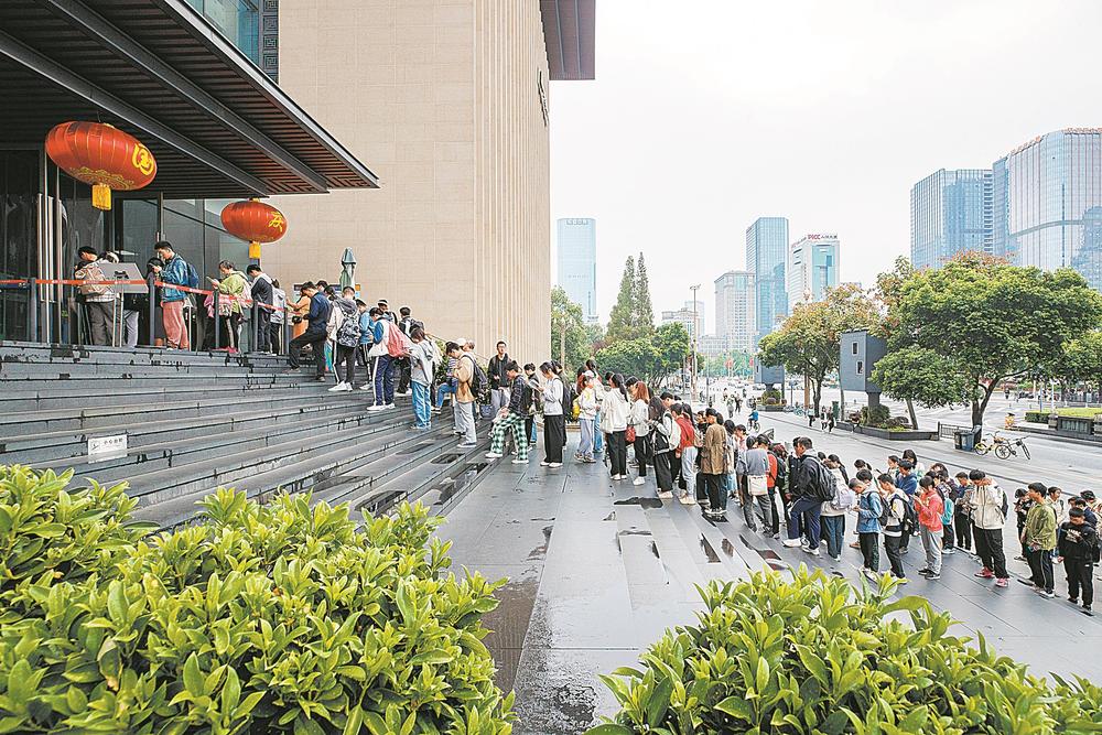 10月5日8时45分许，四川省藏书楼门前还是排起长长的军队