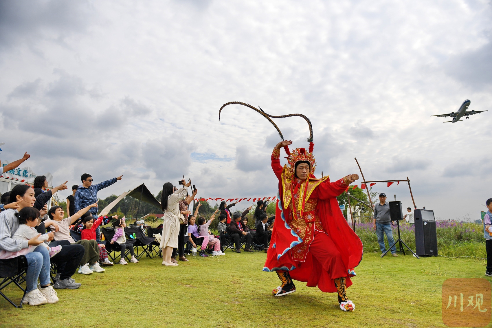 10月7日，成都市双流区的空港花田，川剧变脸演员正在表演变脸。