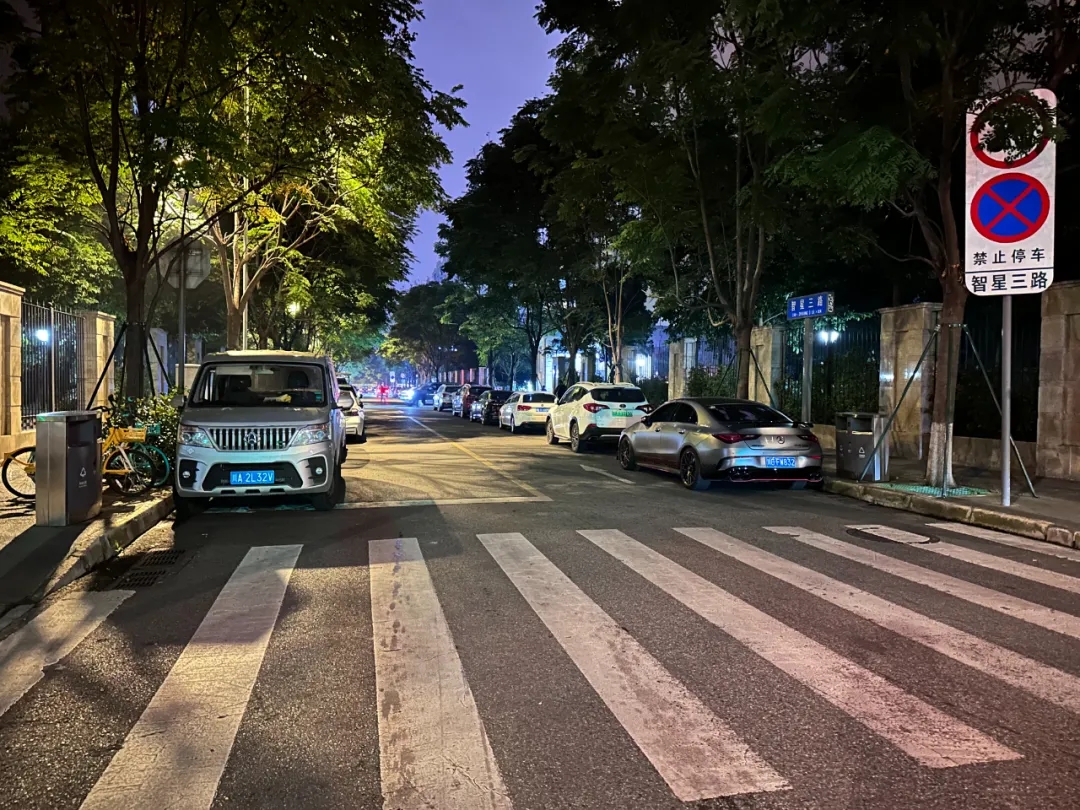 东谈主为变窄的谈路，让这段路成为了考验驾车手艺的“锻练场”。何女士告诉记者，通行的路段不及以撑抓对向车辆会车，车辆剐蹭时有发生。11月3日晚岑岭时段，记者在草金路南段和一旁明确禁停的智星三路现场发现，该路段通行车辆盛大，但因为谈路两旁的违停，每当过路车会车时，齐需要逐渐移动能力通过，过往车辆无奈排起“长龙”。