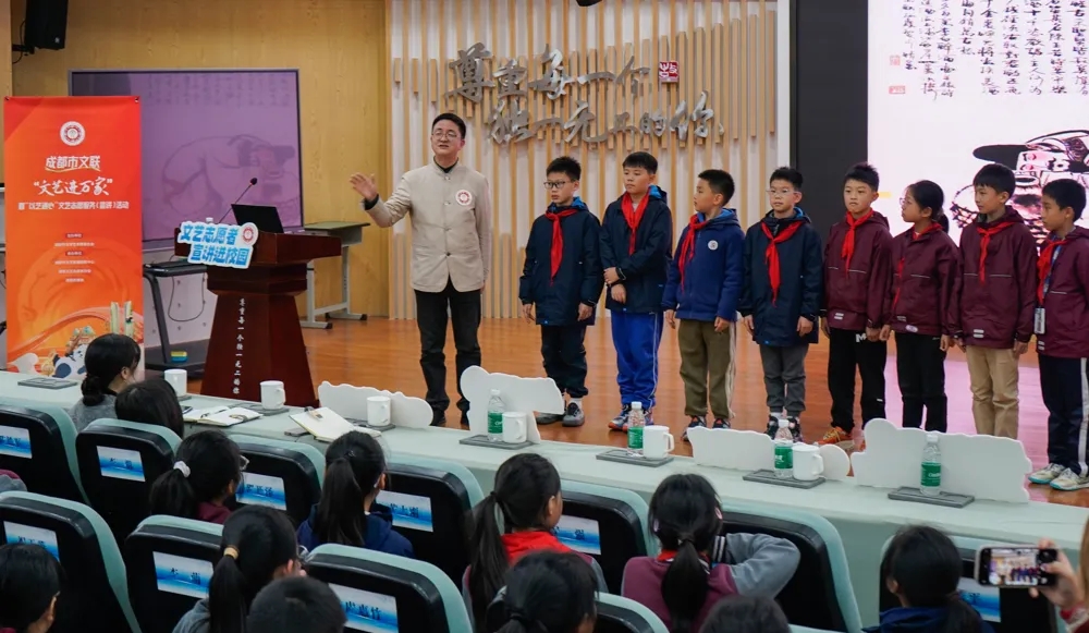 互动环节，陈岳和五年级的学生代表合作吟诵了《将进酒》，他用方言的抑扬顿挫，诠释人生的豪迈与自由；《春夜喜雨》在陈岳和同学们的吟诵下也变得温柔细腻，充满了欢喜。