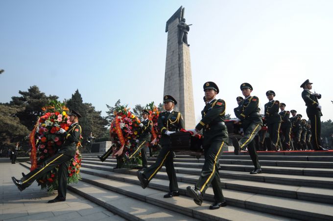 2014年10月29日，礼兵护送志愿军义士遗骸棺椁进行安葬。新华社记者潘昱龙摄.jpg