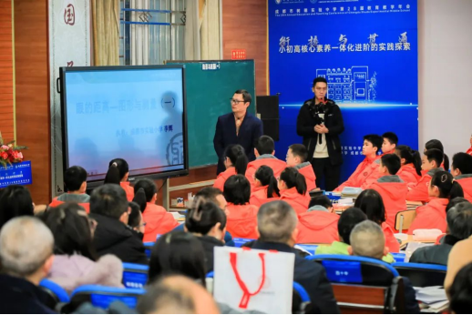 成都市实验小学教师李辉展示六年级数学教学场景