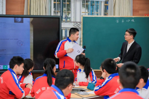 树德实验中学教师郑何展示初三数学教学场景