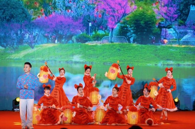情景演绎推介《在四川过年的“N”种方式》——花灯舞。主办方供图