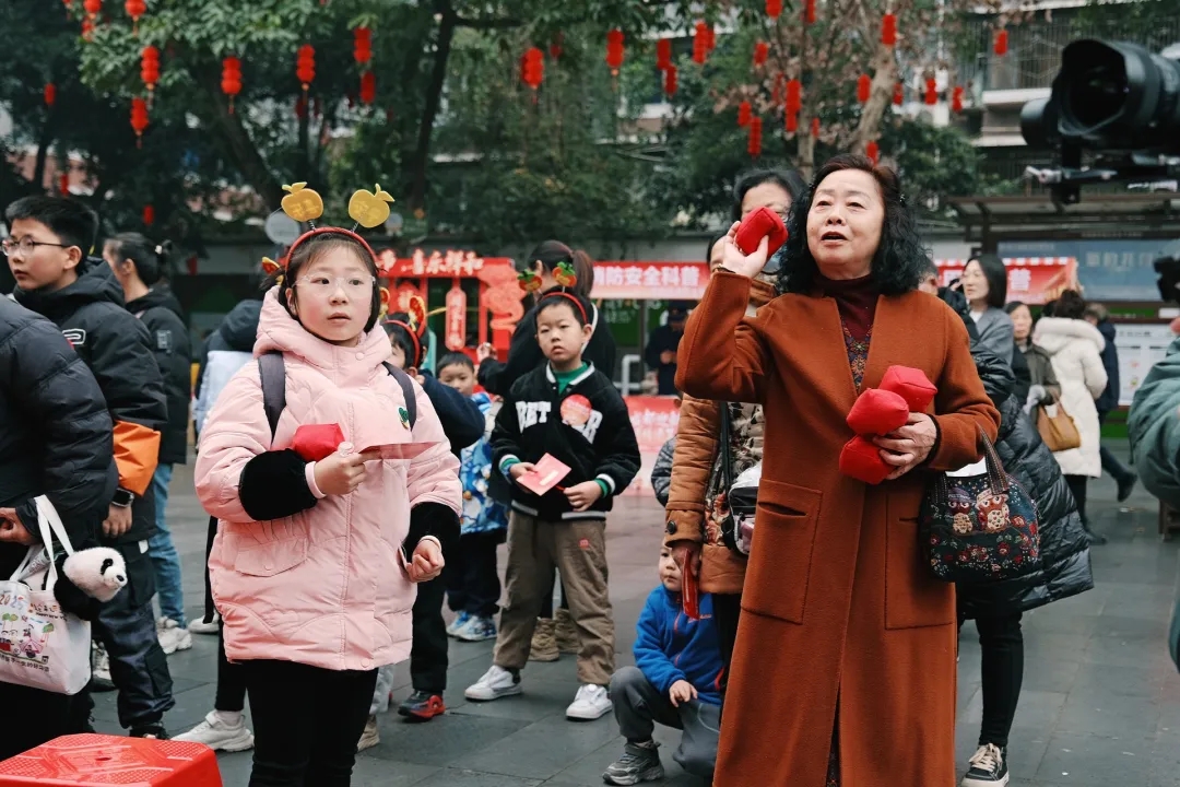 在“文明纳福”墙，一句句走心的文案引得现场市民驻足观看，纷纷拍照留念，有的还轻声念诵，感受着文字间流淌的温暖与力量。张先生表示：“万家灯火是心之归处，致敬您在岗的守护，让我想到了那些节假日还在坚守岗位的人们，他们值得我们每一个人的尊重和感谢。”