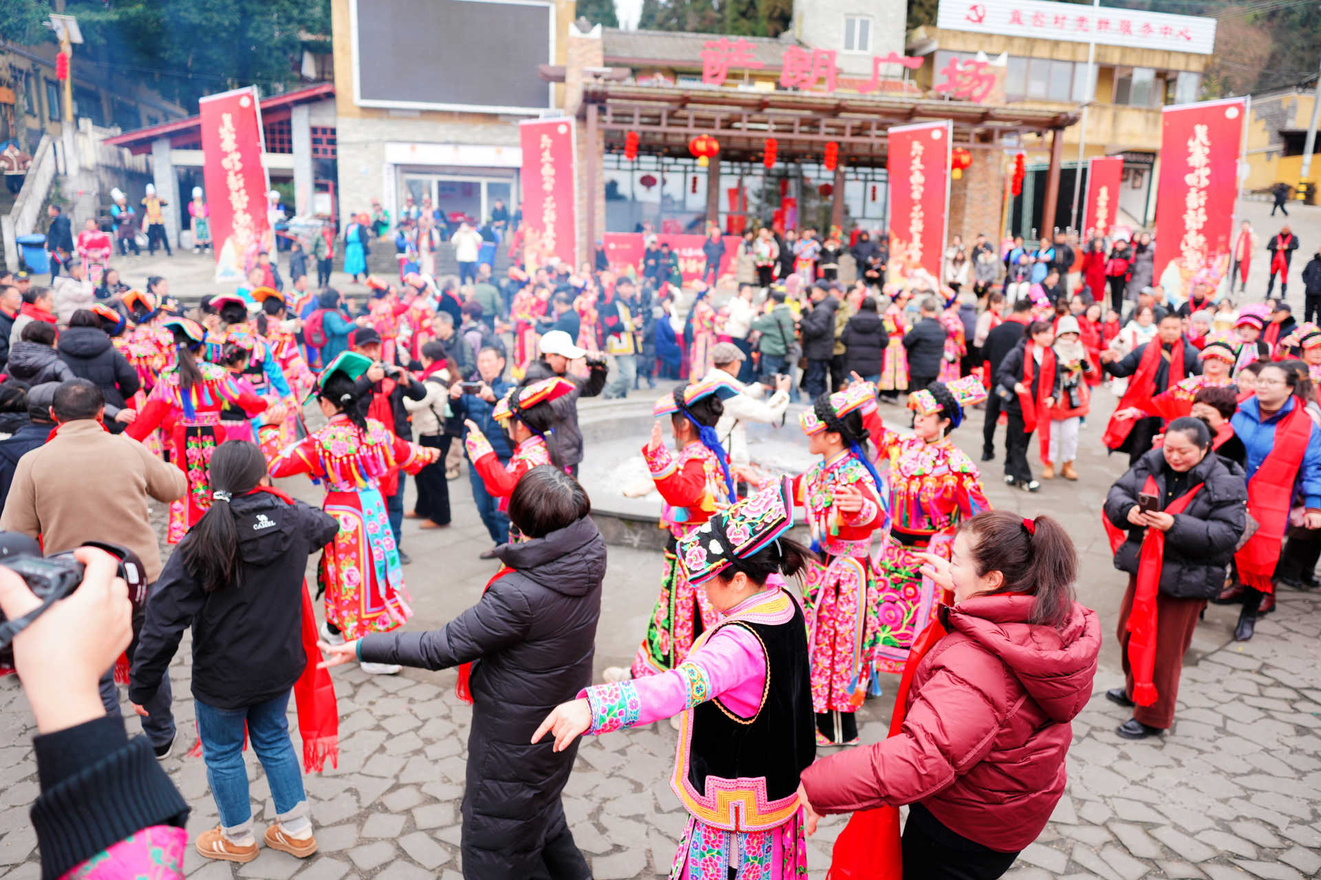 南宝山，上接国家AAAAA级旅游景区天台山，下连火井古镇、临邛古城，海拔1500米以上，森林覆盖率高达95%以上，自然风光得天独厚，聚居的羌族群众传承着神秘的羌族风情，被称为“离大都市最近的羌寨”。