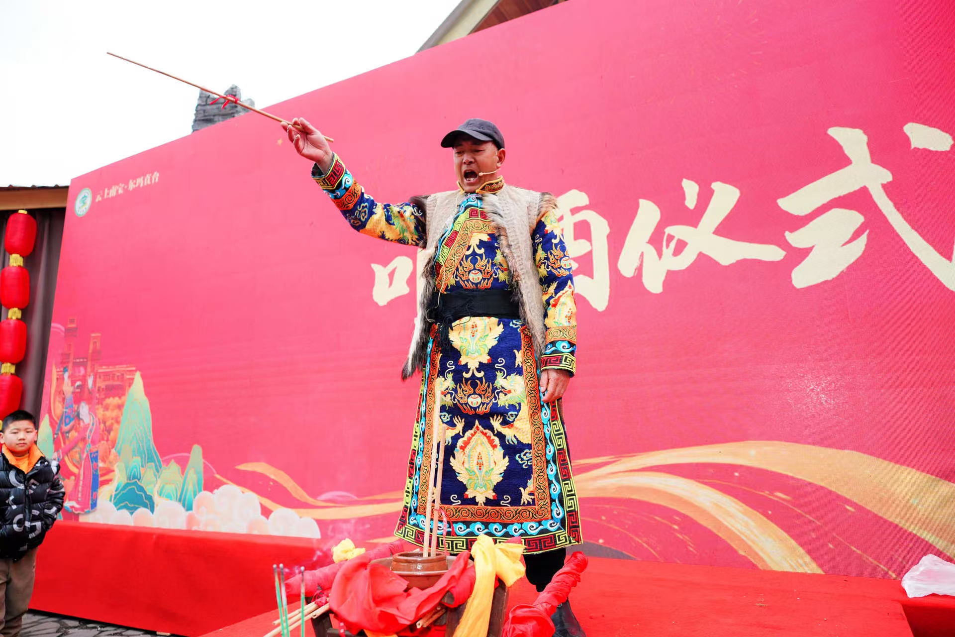 为实现沉浸式体验羌寨风情，丰富提升南宝山旅游产品，直台羌寨策划推出“羌寨物语情境宴”，让游客在品尝原汁原味的羌寨坝坝宴的同时，欣赏古老神秘的羌族文化。