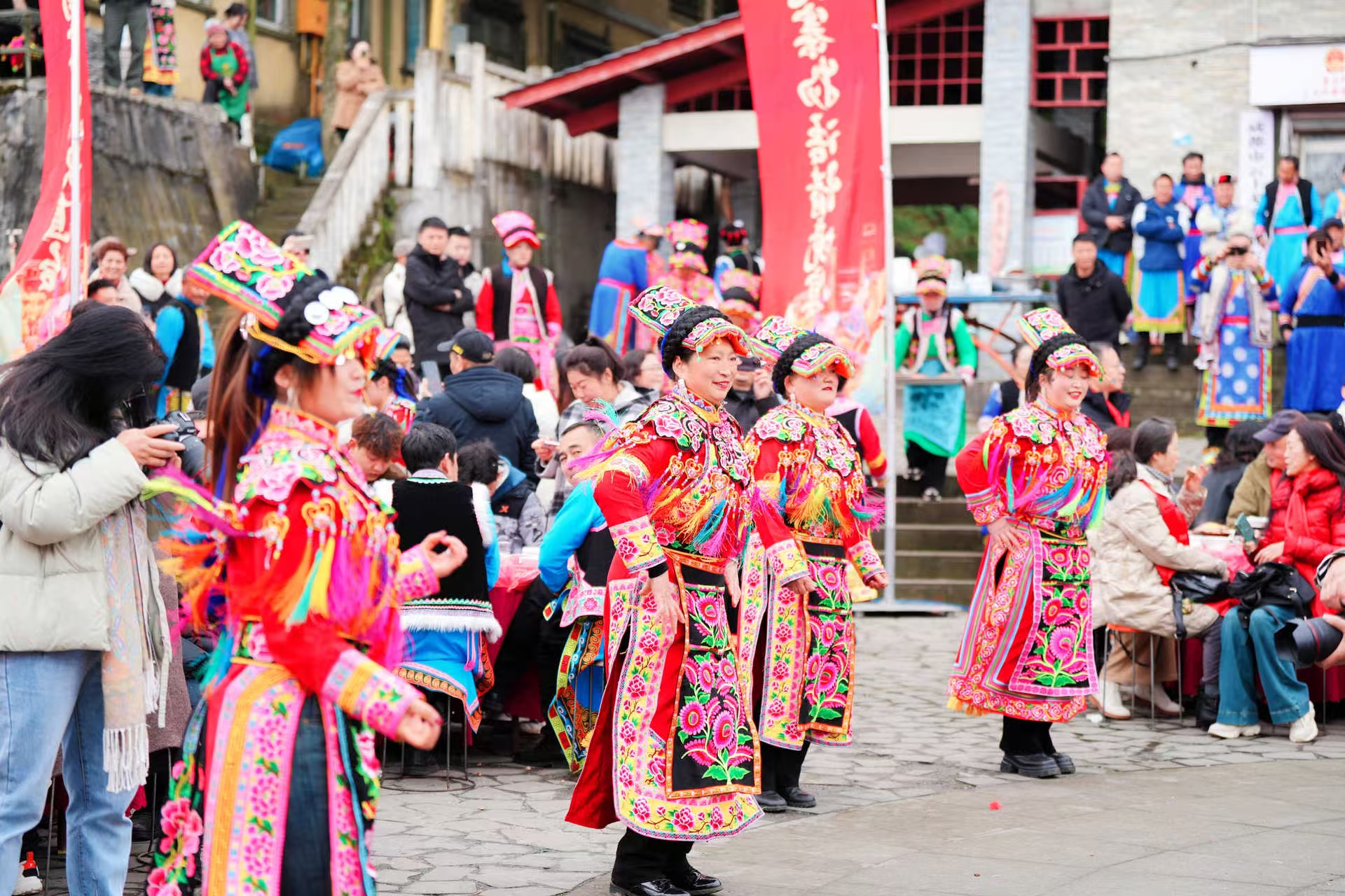 上午，四面八方的游客欢聚在直台羌寨，感受羌族群众的生活场景，到土特产摊区采购年货，瞻仰60米羌绣长卷《释比图经》……盛装的羌族群众则在入口处，为每位游客献上吉祥如意的羌红。11时50分，庄严的敬牛头仪式开始，30余位羌寨男女恭恭敬敬抬着牛头入场，为广大游客和村民祈福。