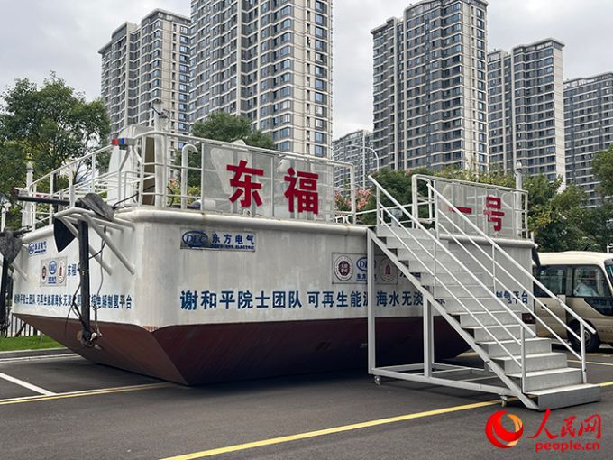 在福州日兴水产食品公司养殖场，养殖人员在查看鲍鱼生长情况。人民网记者 兰志飞摄