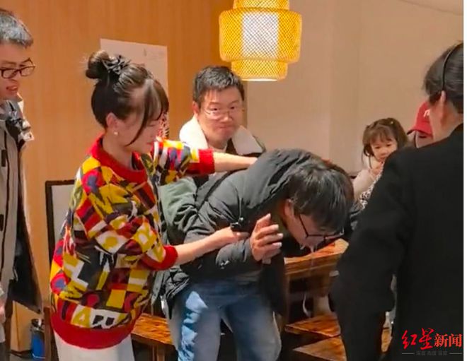 王朋静医生对张晏斌进行急救 受访者供图