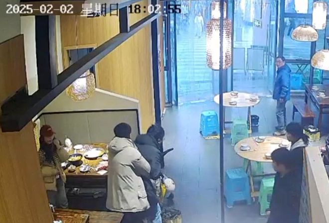 米色外套男子对张晏斌进行急救视频截图