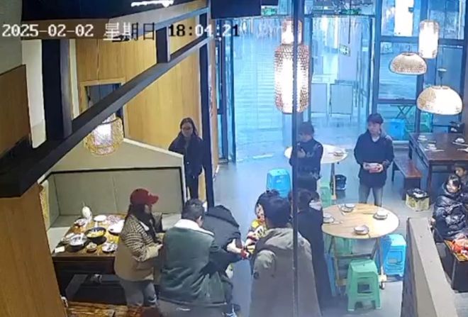 王朋静医生对张晏斌进行急救 视频截图