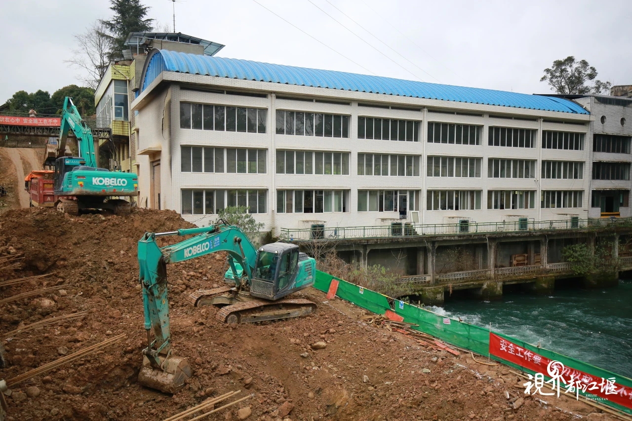 都江堰灌区“十四五”续建配套与现代化改造工程现场机械轰鸣、长臂挥舞