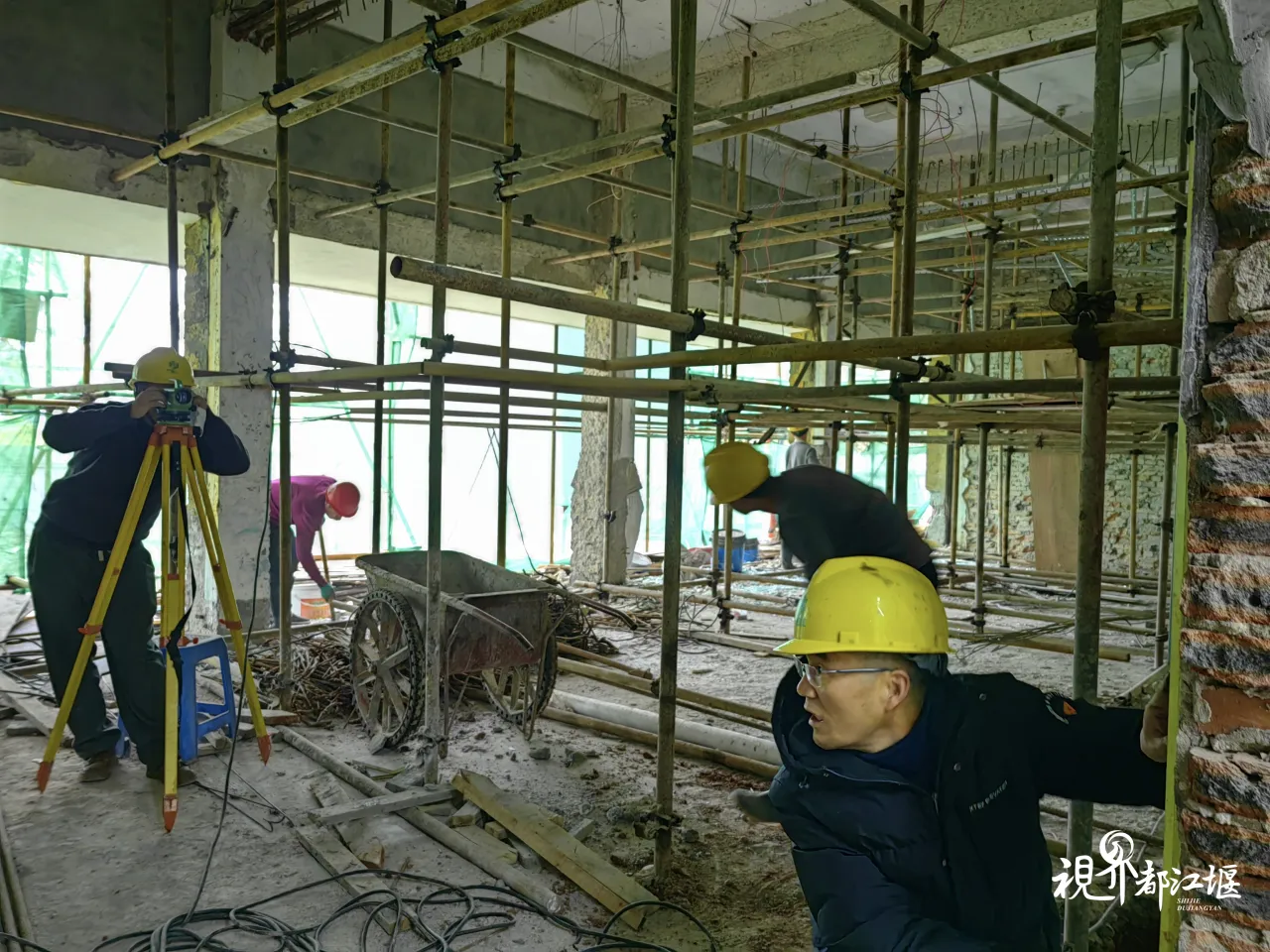 都江堰灌区国债水利项目黑龙滩水库大坝除险加固工程现场，技术人员正在施工放线
