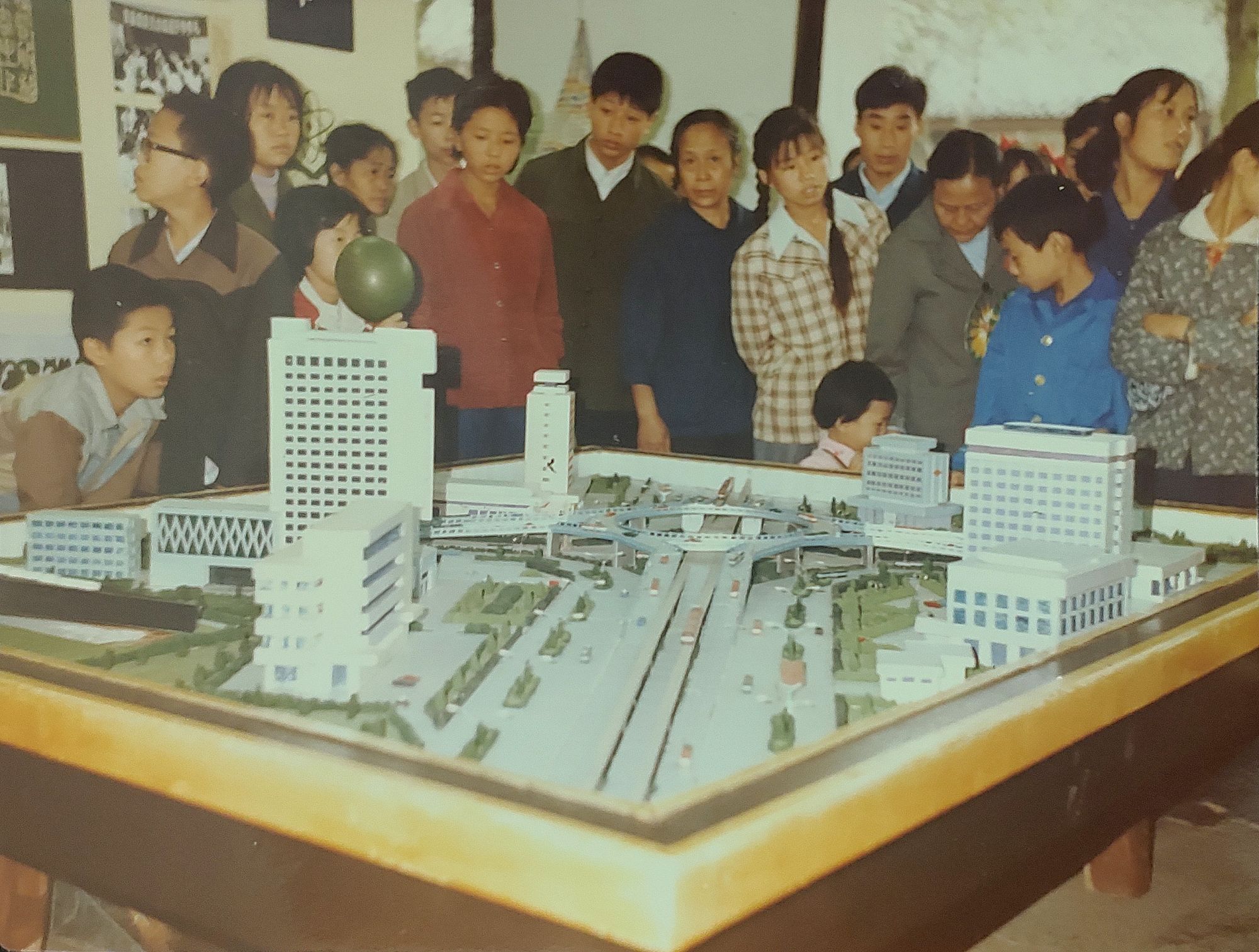 图1-1    1984年10月，“建国35周年建设成就展览会”在省科技馆开幕 