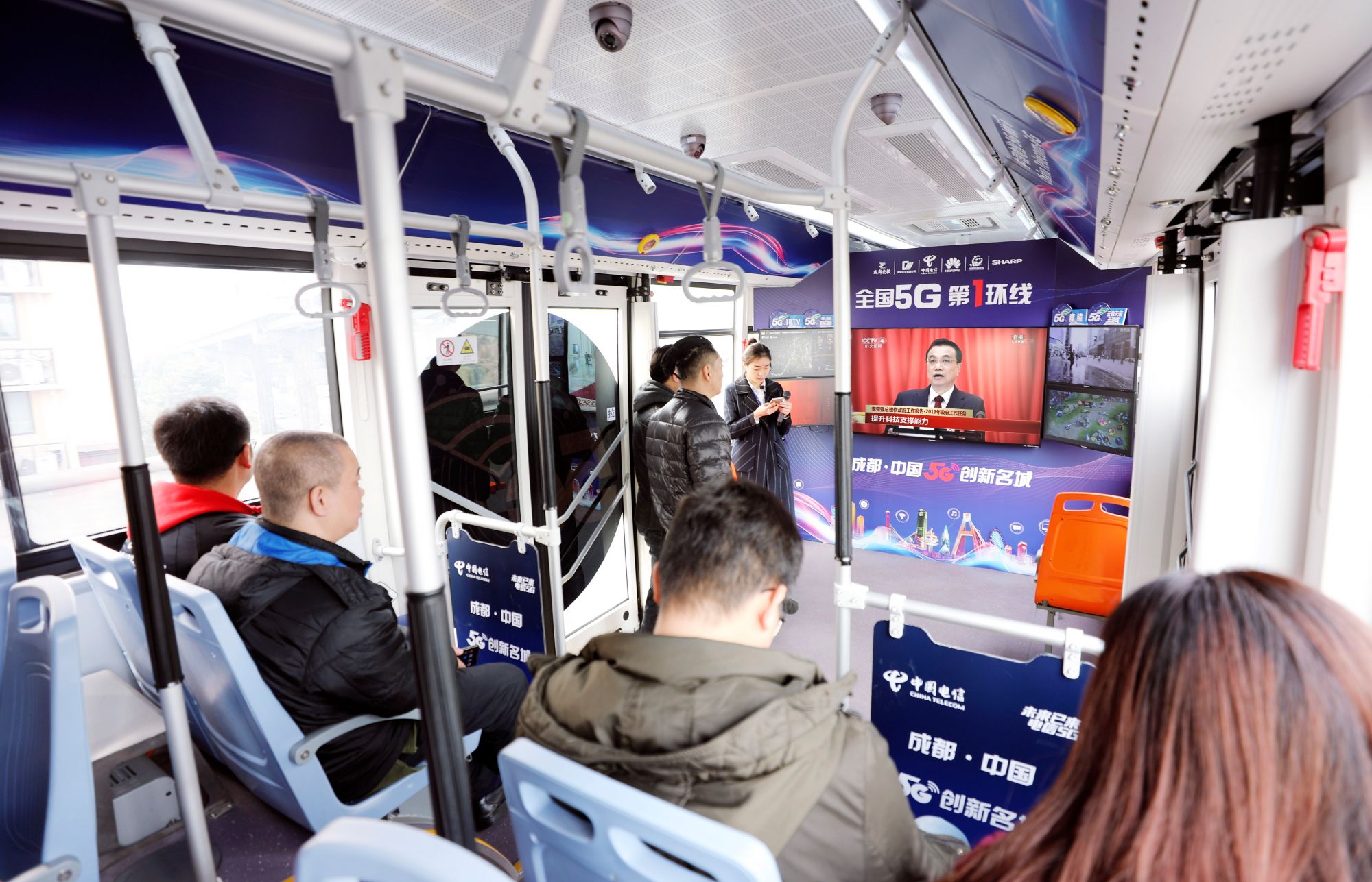 图1-6   2019年，成都第一5G公交车