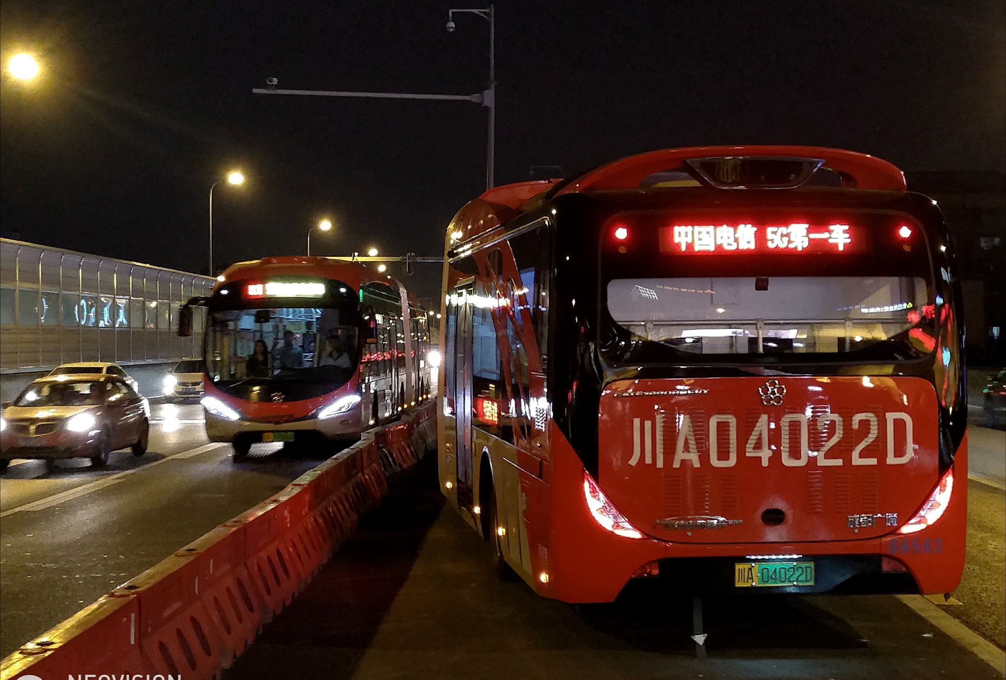 图1-7   成都开启了中国第一辆”5G“公交车