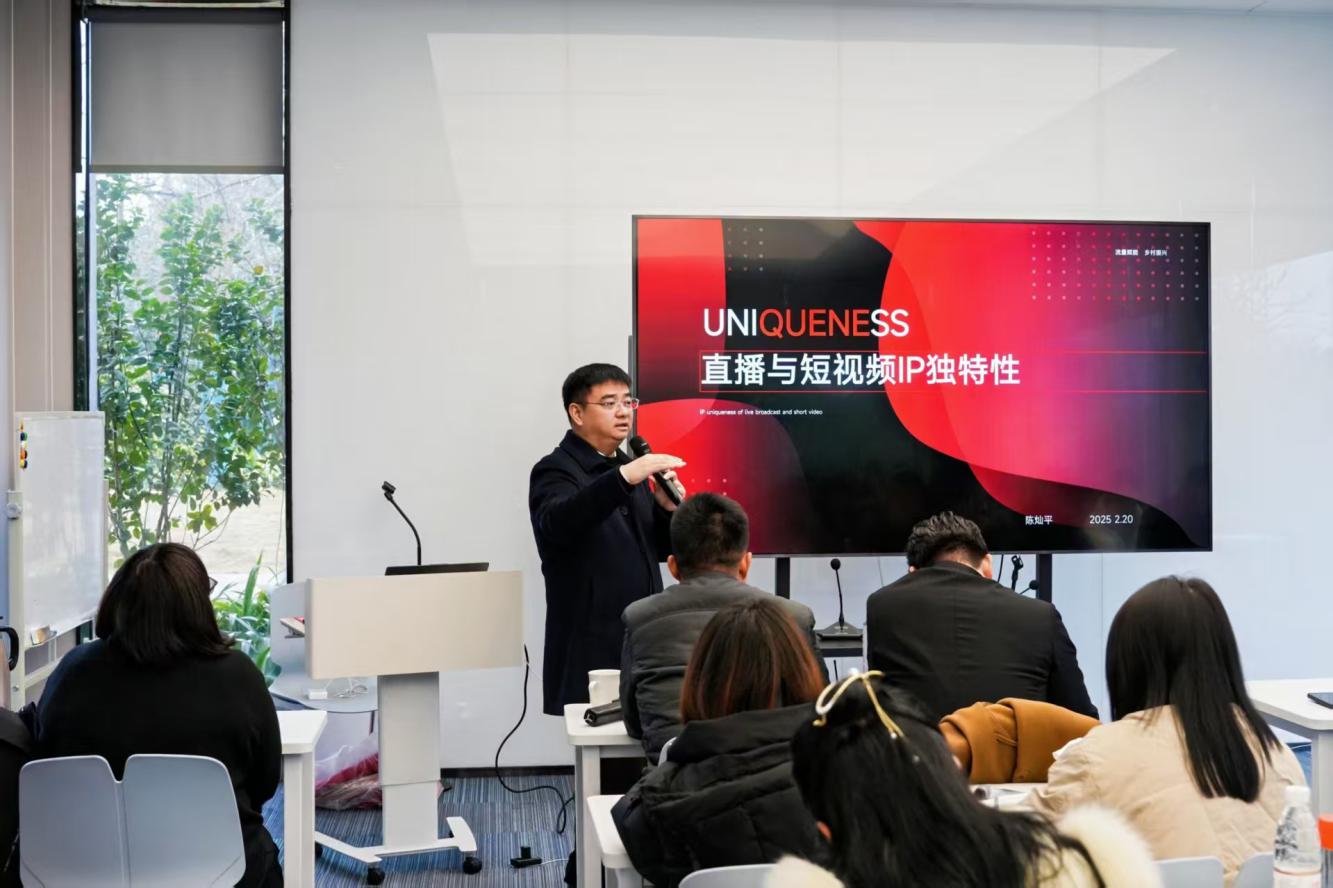 正在开展新媒体及直播电商人才培训的陈灿平  李建伟摄影