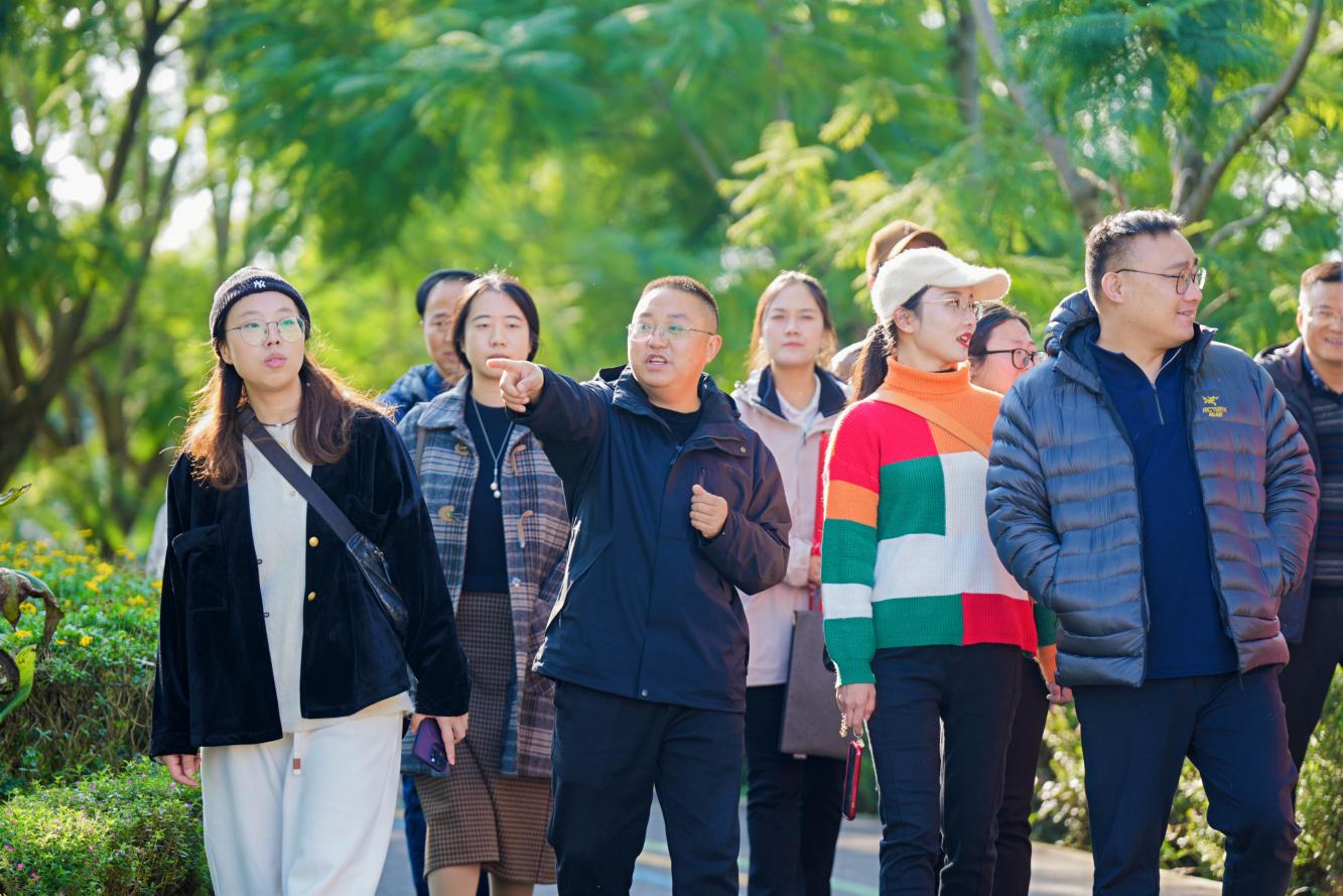 正在为铁牛村游客介绍的何孝成  蒲萱摄影