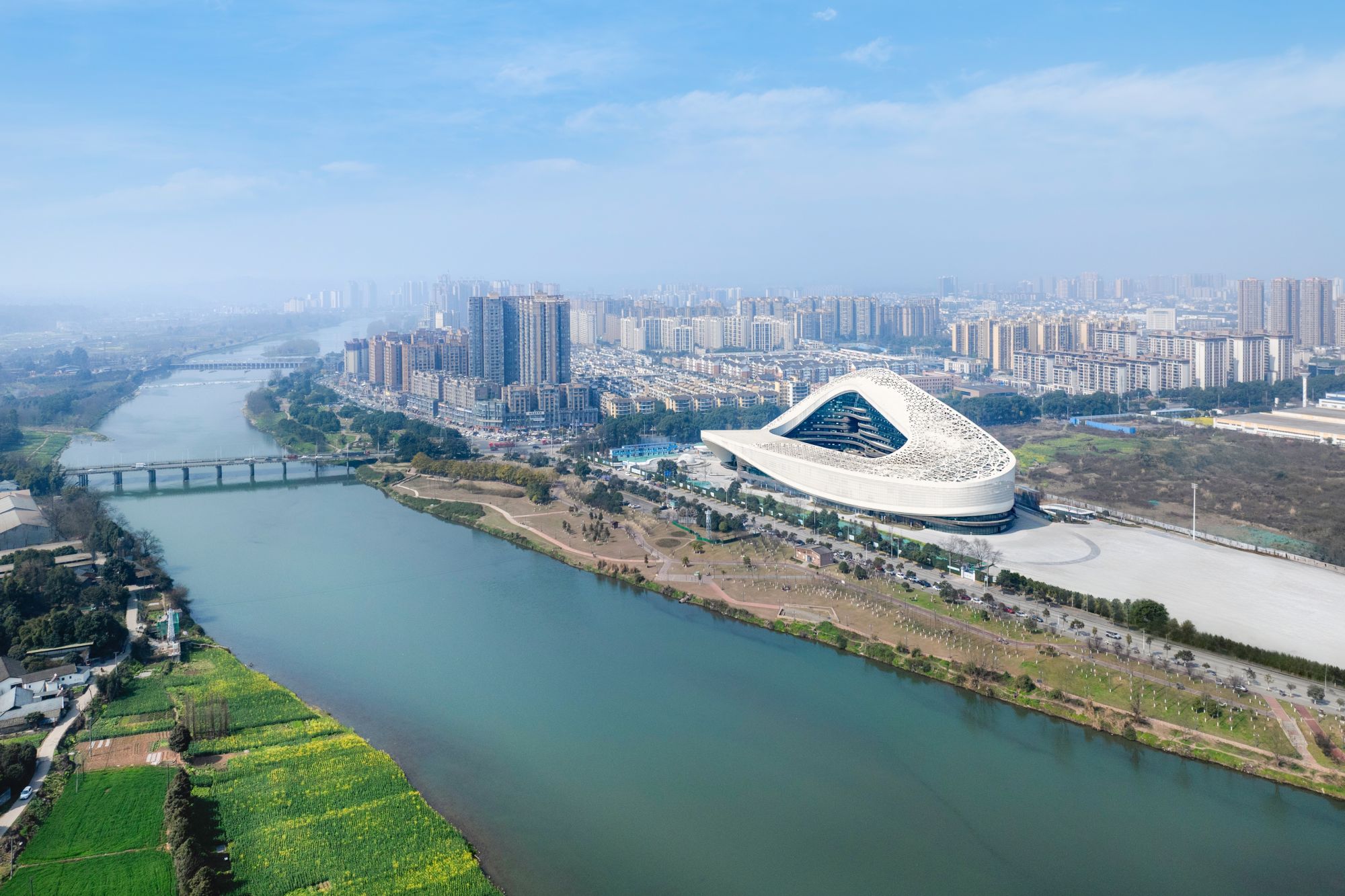 推出“崃州寻威”之旅。依托全国首个威士忌旅游体验中心——崃州烈酒文化体验中心，设置展示、品鉴、互动等环节，通过现场参观、路演报告、单桶交流等活动，让大家实地领略中国威士忌的动人魅力。近年来，邛崃着力开拓产业新赛道，成功培育了茗酒、蜂蜜酒、玫瑰露酒、果汁调味酒等一批新酒饮，建成国内首个威士忌旅游体验中心，实现威士忌、伏特加、金酒等国际烈酒本土化生产，形成了“优质白酒+国际烈酒+新酒饮”的产业多元化生态。同时，着力探索资源转化路径，将酒庄作为文化展示、价值表达、沉浸式体验的重要载体，因地制宜打造了林盘酒庄、竹海酒庄等20余家主题酒庄，并推出酒旅精品路线、打卡活动，促进了邛酒产业链的延展和价值链的提升。