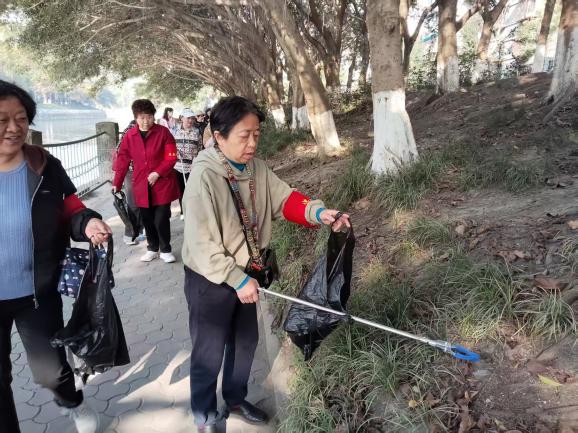 ▲浣花溪护水队清理河岸垃圾（图源：青羊区河长办）