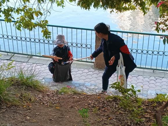 ▲浣花溪护水队清理河岸垃圾（图源：青羊区河长办）1
