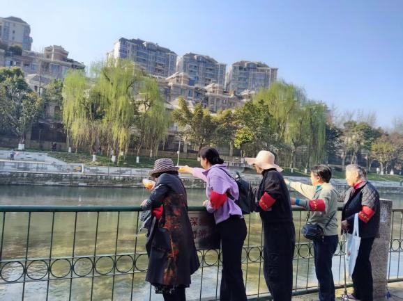 ▲浣花溪护水队巡河护水（图源： 青羊区河长办）