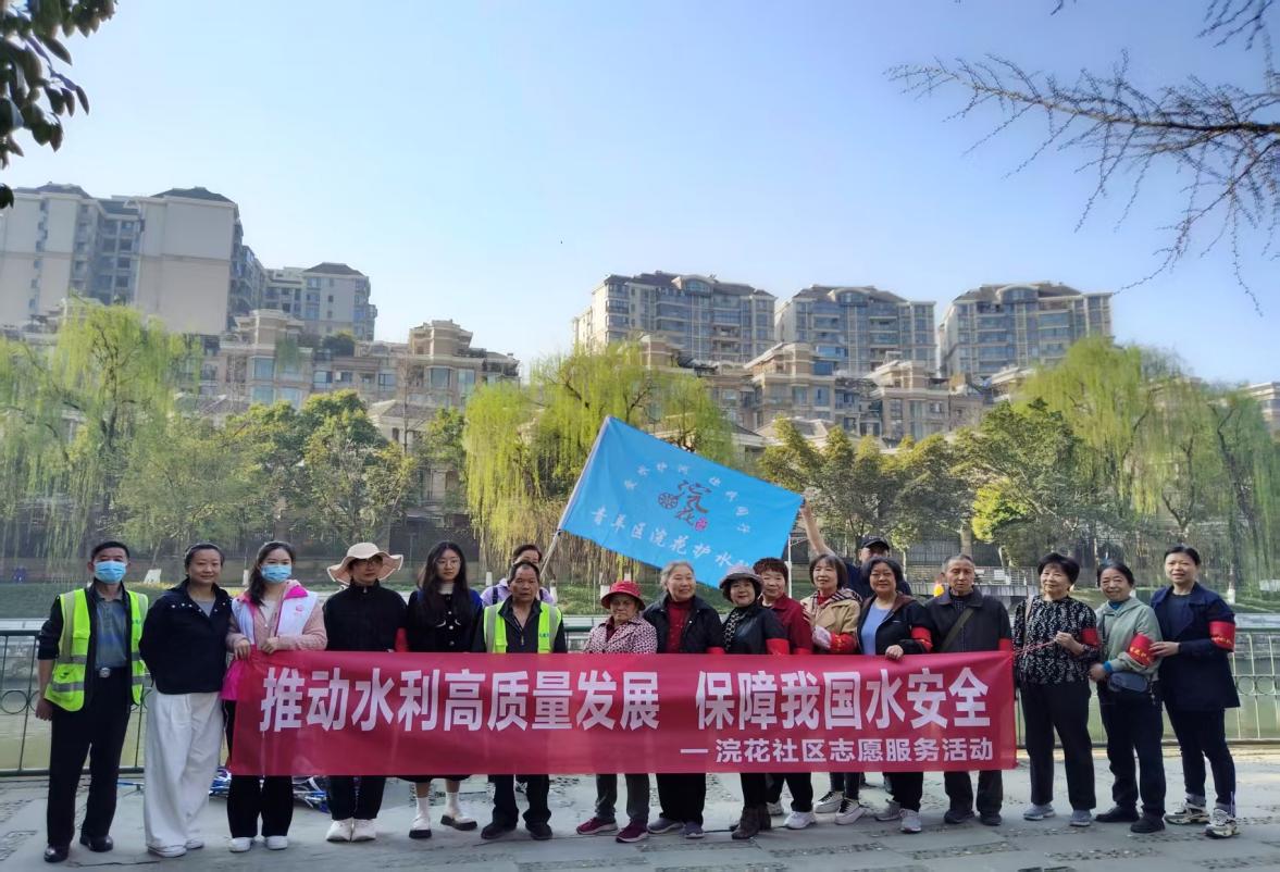 ▲浣花溪护水队巡河护水现场（图源：青羊区河长办）
