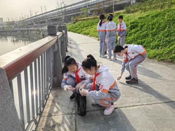 ▲东坡小学节水护水宣传（图源：青羊区河长办）
