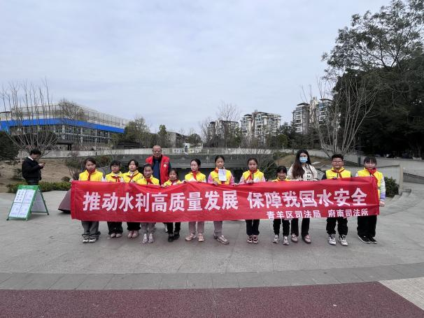 ▲司法护航生态活动现场（图源：青羊区河长办）