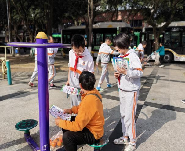 ▲红领巾志愿者走进社区护水宣传（图源：青羊区河长办）