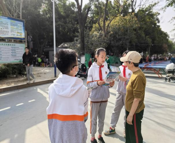 ▲红领巾志愿者走进社区护水宣传（图源：青羊区河长办）1