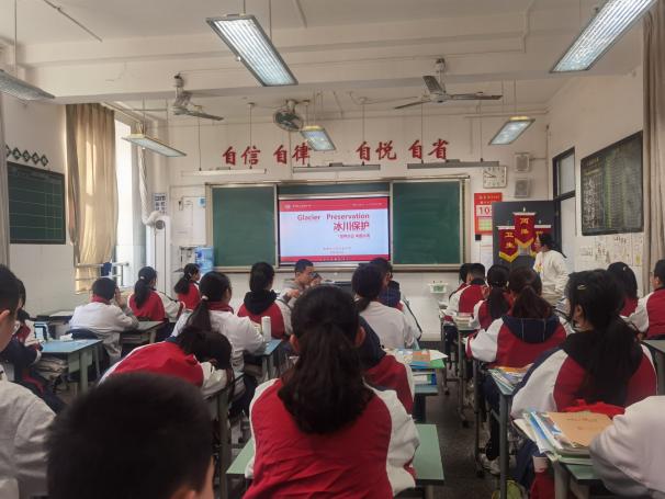▲同学们认真听水知识讲座（图源：青羊区河长办）