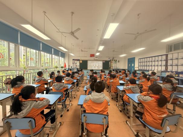 ▲同学们认真听水知识讲座（图源：青羊区河长办）1