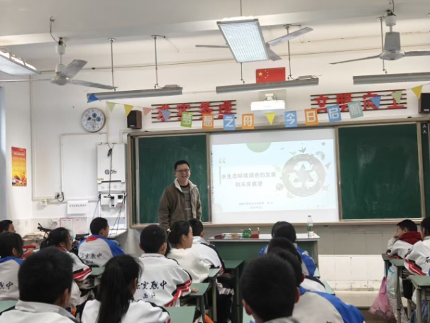 ▲“珍惜水资源·共护生命源泉”宣传活动现场（图源：青羊区河长办）
