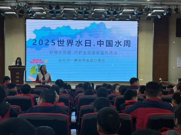 ▲“珍惜水资源·共护生命源泉”宣传活动现场（图源：青羊区河长办）1
