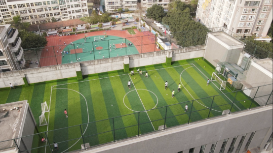 “云表球台”启用 成都市七中育才学校学说念分校楼顶体育场景再上新 207