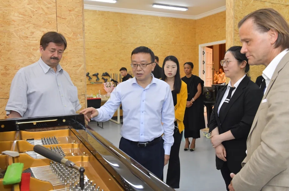 活动现场，举行了&ldquo;遇见蒲江&rdquo;外资招商推介会，对蒲江优良的投资环境和发展机遇进行了详细推介，多维度展示了蒲江县产业及交通、教育、医疗等公共服务配套及营商环境，一座宜居宜业宜创宜游的&ldquo;生态福地、大美小城&rdquo;充分呈现在大家面前。随后，企业代表们围绕企业发展、蒲江机遇等进行交流发言。现场还为苏尔茨钢琴（成都）有限公司董事长克里斯托夫&bull;苏尔茨、首席执行官龙培文颁发蒲江县外商招商大使聘书。