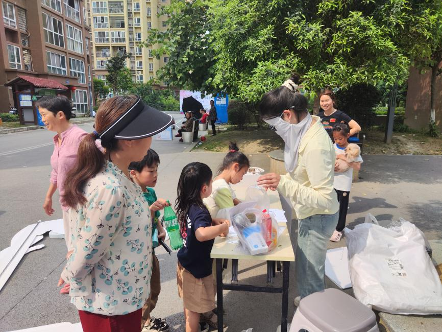 住户参与无益垃圾兑换行动