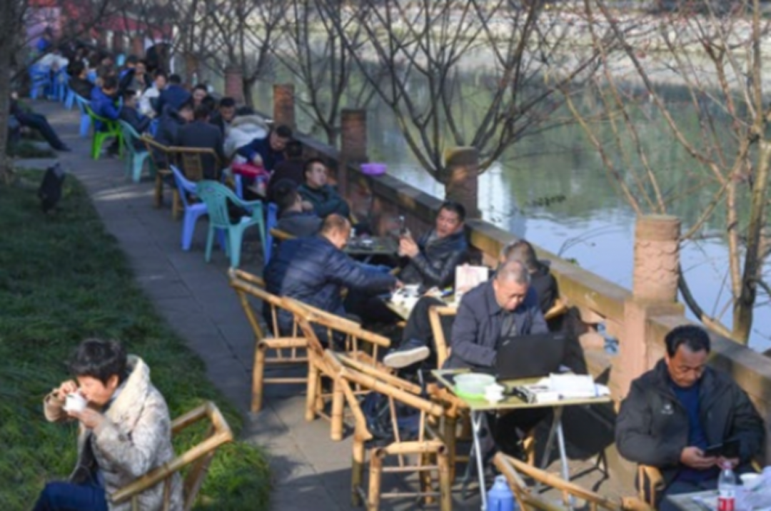 ▲90年代,在锦江边晒太阳的市民