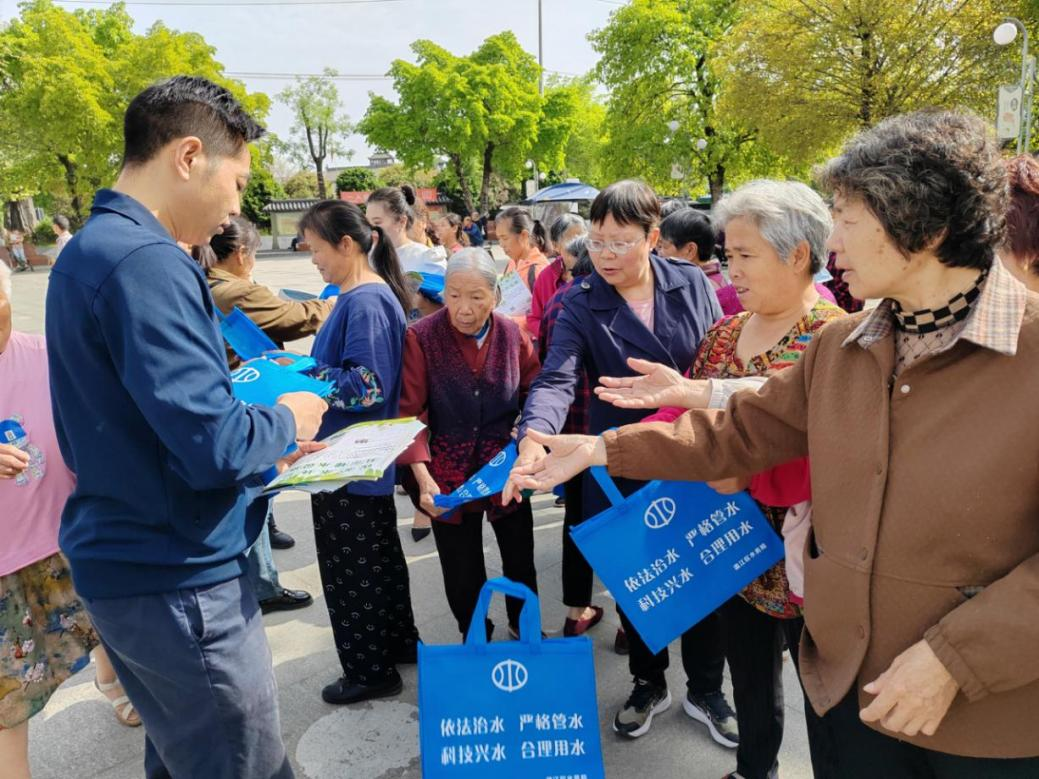 ▲河长办向居民发放护水宣传资料