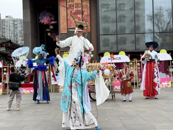 文殊坊街区将结合非遗文化打造“春启万象·文殊纳福”五一潮玩活动,设置许愿装置、DIY手工体验、拍照定制明信片、定制好运周边等环节,打造节日消费氛围,激发消费活力。青羊区还联合蓝润摩里中心购物商场以“杜甫草堂文化”为核心,推出唐风舞台剧、杜甫草堂亲子研学、国学演绎赛事活动、古风市集、会员促销活动,打造“文化+消费”沉浸体验。