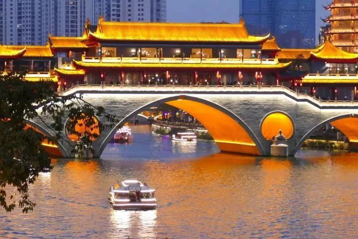 ▲夜游锦江廊桥夜景