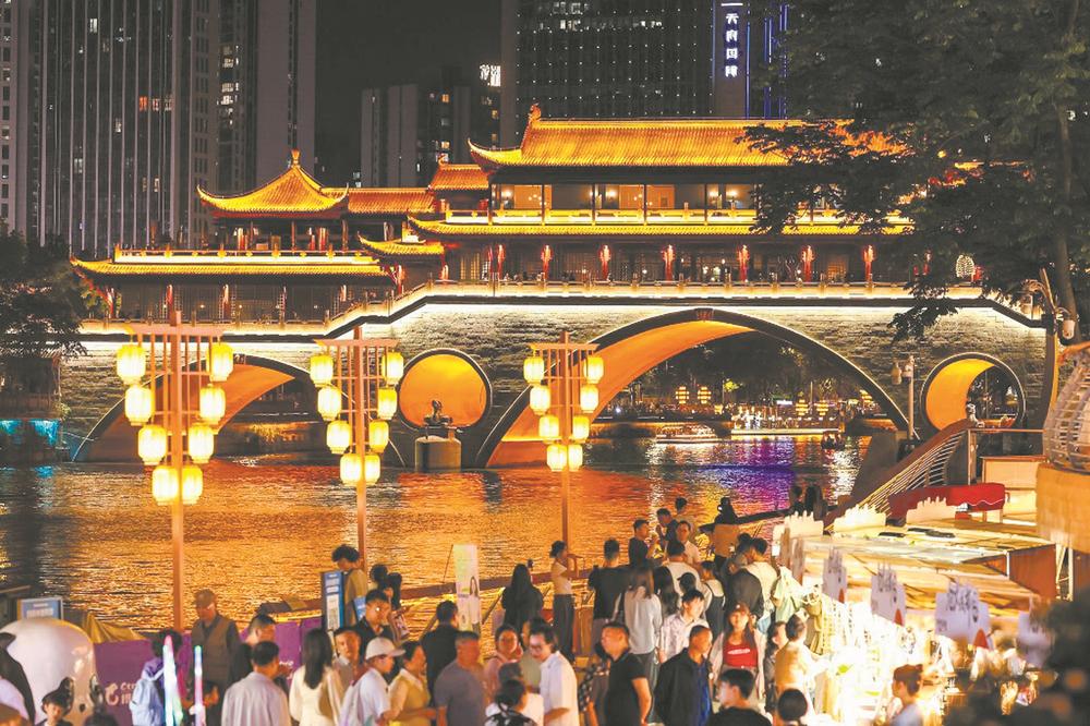 “夜游锦江”步地为市民游客带来真理好玩的体验。