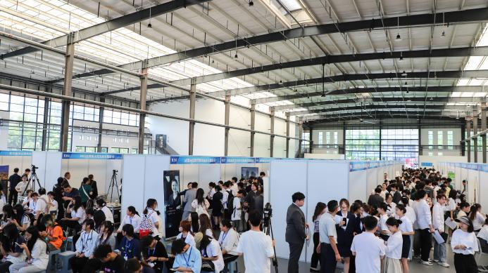 活动吸引了160多家优质企业参与,提供超3000多个实习与就业岗位,覆盖文旅、高端酒店、金融、教育、科技等十大领域。宝格丽、悦榕庄、万豪、希尔顿等 40 余家全球顶尖品牌齐聚,彰显该校在酒店管理专业的深厚底蕴与行业影响力。近 50 家文旅企业参展,长隆、欢乐谷等头部企业携手川菜博物馆及30多家本土旅行社,呈现出文旅产业融合发展的良好态势。此外,猿力教育、美团、招商银行、新能源科技等30多家新兴产业企业带来教育、金融、科技等热门领域的岗位,顺应了数字化与绿色经济发展潮流。