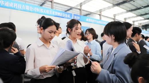 作为一所本科应用型学校,学校始终注重培养适应市场需求的专业人才。此次双选会吸引众多企业,既为学生提供了与企业直接对接的机会,也便于企业选拔优秀人才。同时反馈行业最新动态,助力学校及时调整专业设置和教学内容,实现人才培养与市场需求的无缝对接。
