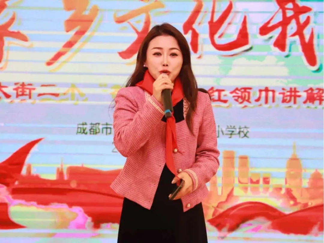 成王人，是一座因文化而兴的城市；温江，则以其“雪山下的公园城市”风貌，成为成王人文旅的一张靓丽柬帖。而袁润夏，恰是这座城市的“浅笑代言东谈主”， 她的浅笑，代言着温江的洞开、包容与自信，也讲明着文化传播者的职责——让历史可触摸，让文化可感知，让城市更有温度。