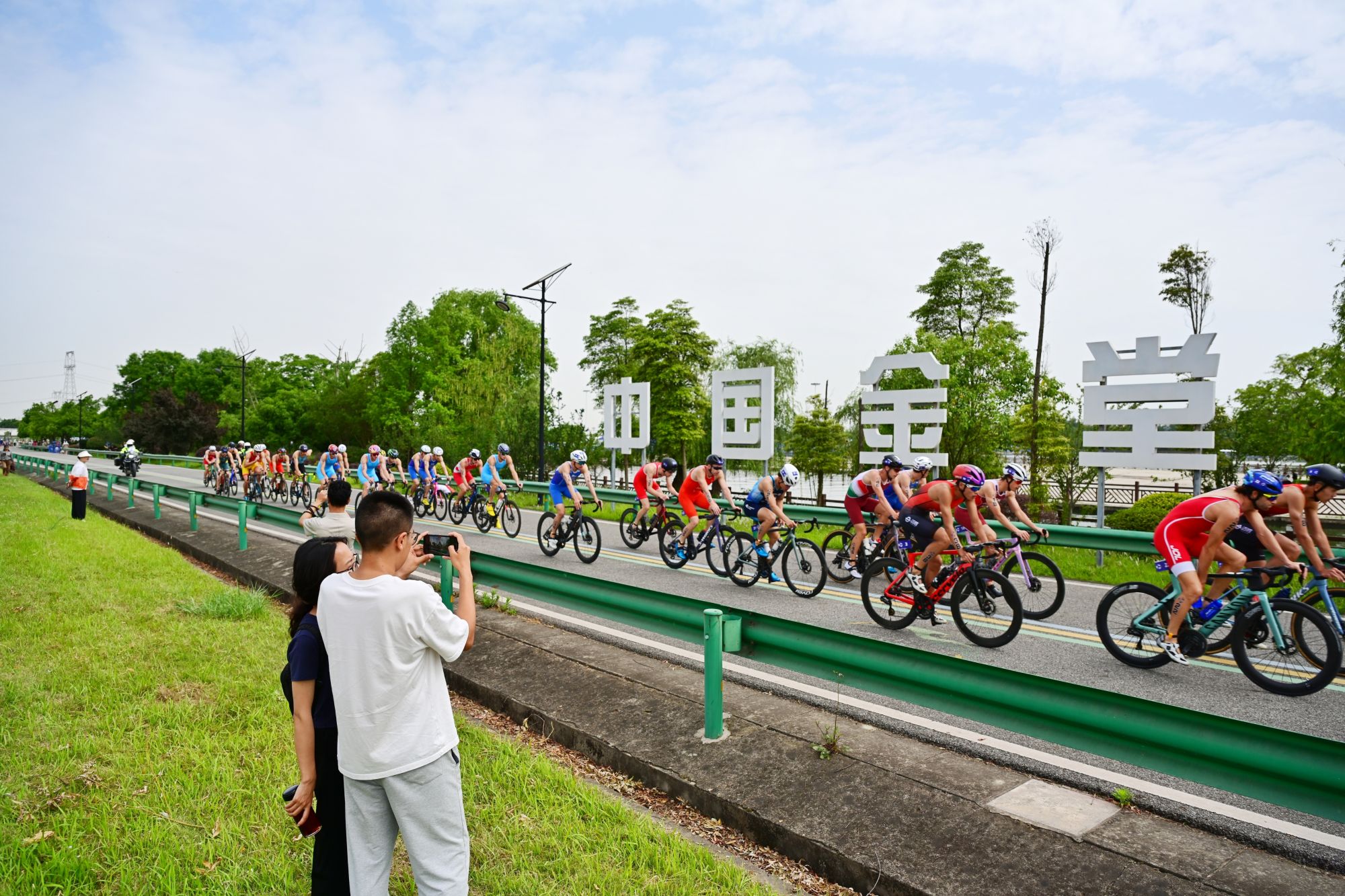 本次世界杯赛设男子优秀组和女子优秀组，总竞赛距离为51.5千米。当天，众多顶尖选手展开激烈角逐，最终来自美国的里斯·万纳森以 01:39:42 的成绩获得男子优秀组的第一名，来自以色列的萨查尔·萨吉福、澳大利亚的布兰登·科普兰分别获得第二名和第三名；个人中立运动员瓦伦蒂娜·莉娅索娃以 01:53:22的成绩获得女子优秀组的第一名，来自波兰的罗克萨娜·斯卢佩克、西班牙的萨拉·格瑞罗·曼索分别获得第二名和第三名。